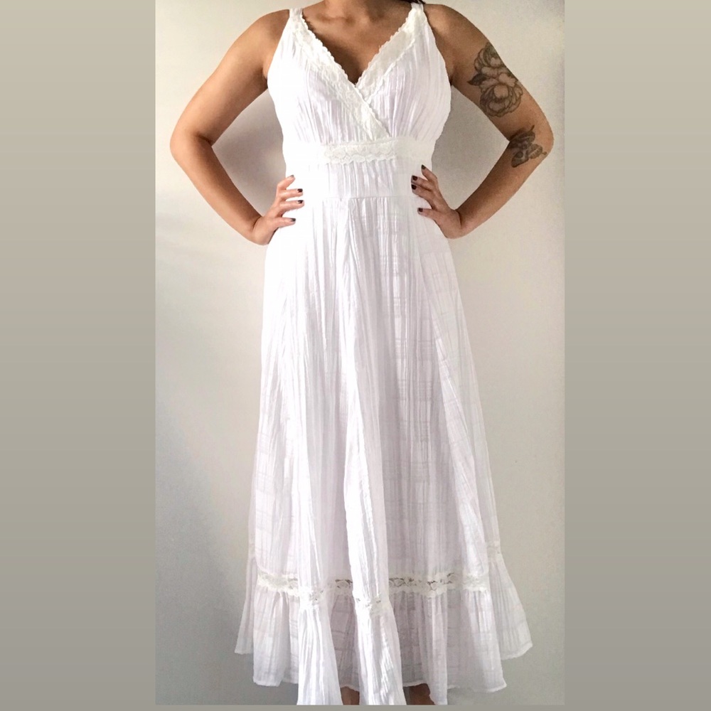 💃🏾 Simon Chang Women’s White Flare Maxi Dress